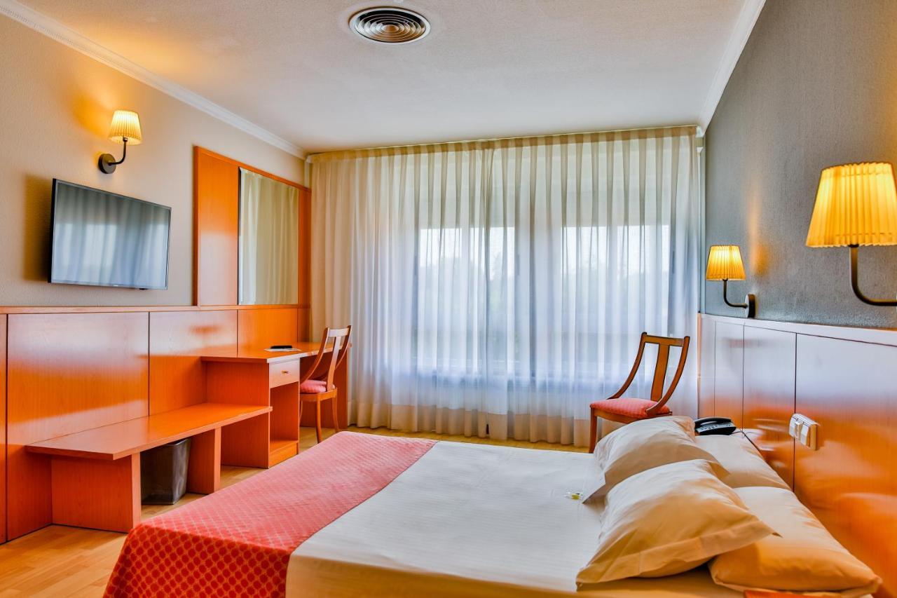 Ap Hotel Madrid Airport Bagian luar foto