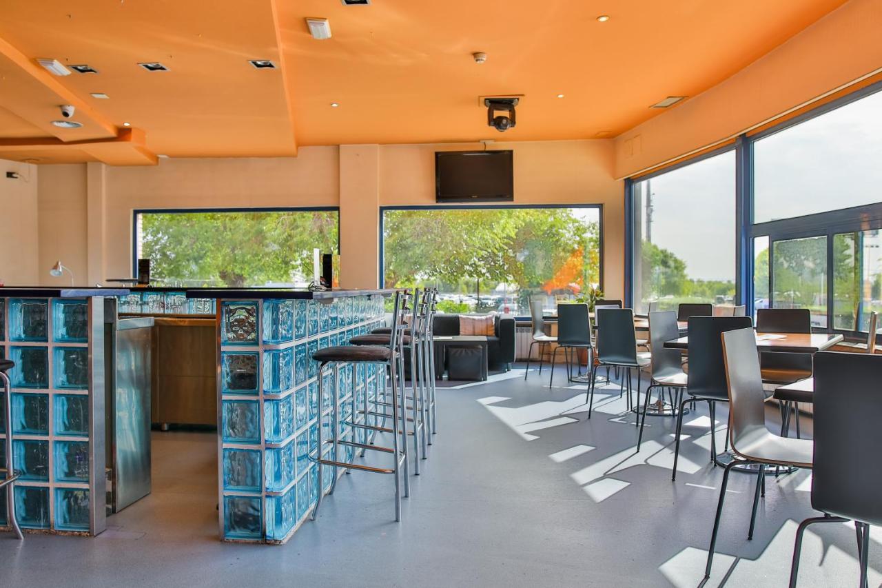 Ap Hotel Madrid Airport Bagian luar foto