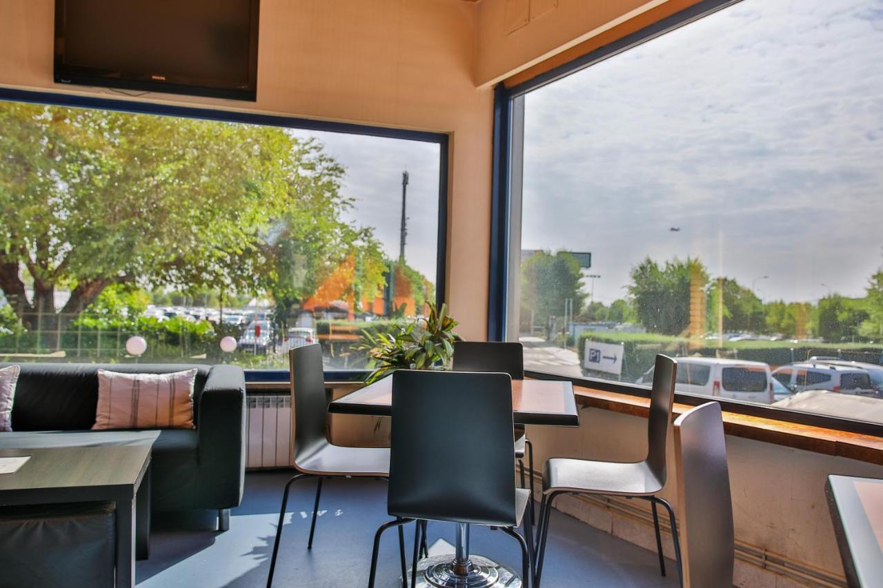 Ap Hotel Madrid Airport Bagian luar foto
